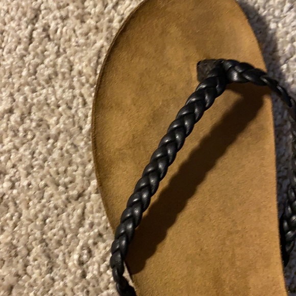 Mossimo flip flops. - Picture 2 of 2